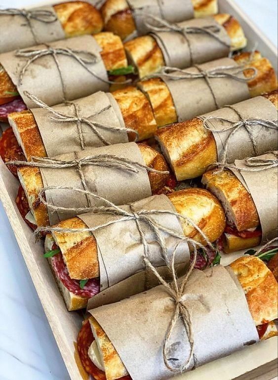 Baguette farcite avvolte in carta e spago
