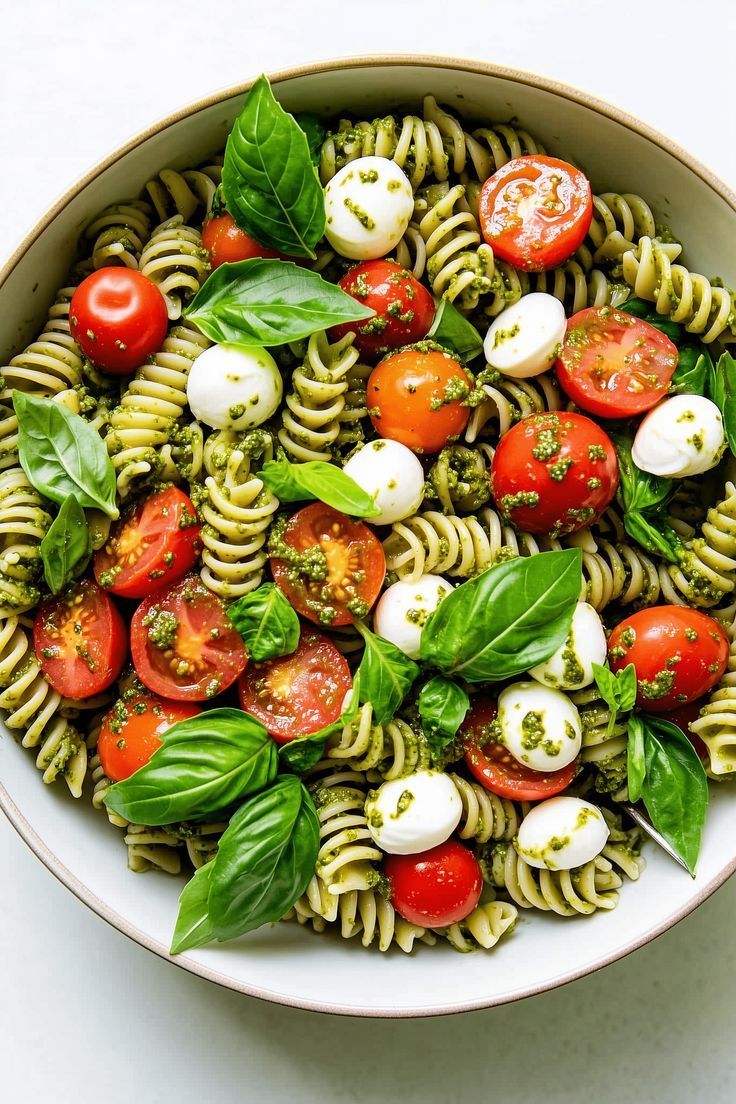 Schiscietta con pasta, pomodorini, mozzarella e basilico