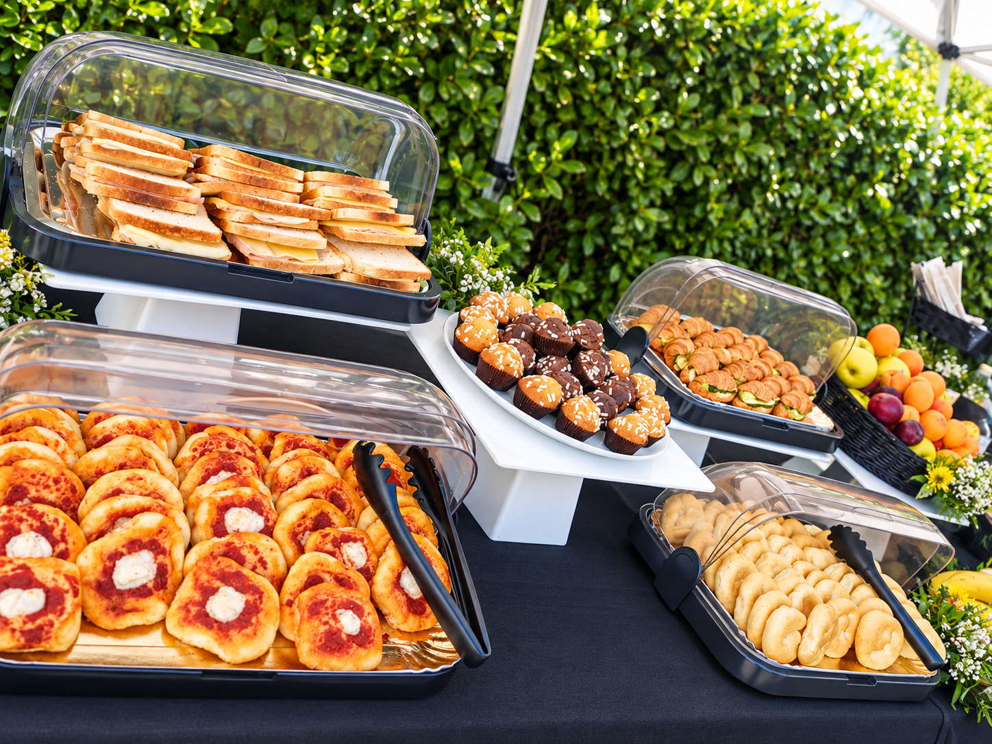 Bakery & Coffe: buffet con toast, pizzette, muffin, croissant salati e frutta fresca