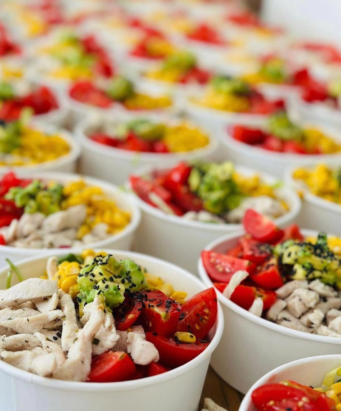 Poke-Mania: bowl con pollo, avocado, pomodorini e mais