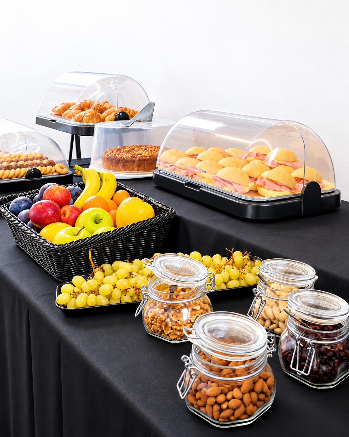 Pocket Coffe: buffet con panini farciti, croissant, dolci, frutta fresca e frutta secca
